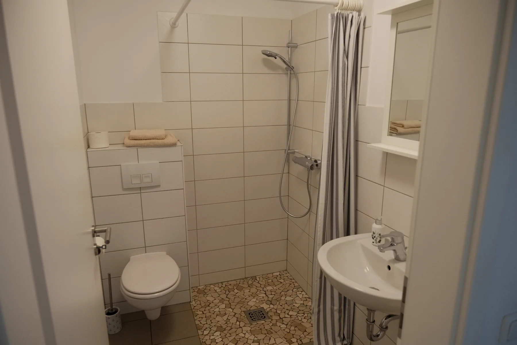 Sauberes eigenes Duschbad mit WC und Waschbecken